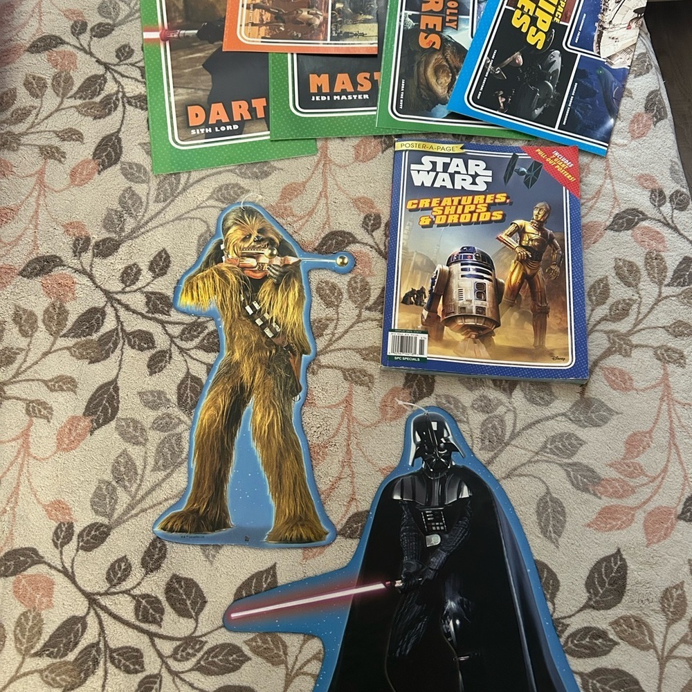 Star Wars Signs With Posters and Magazine Lot 
Comes with 5 posters